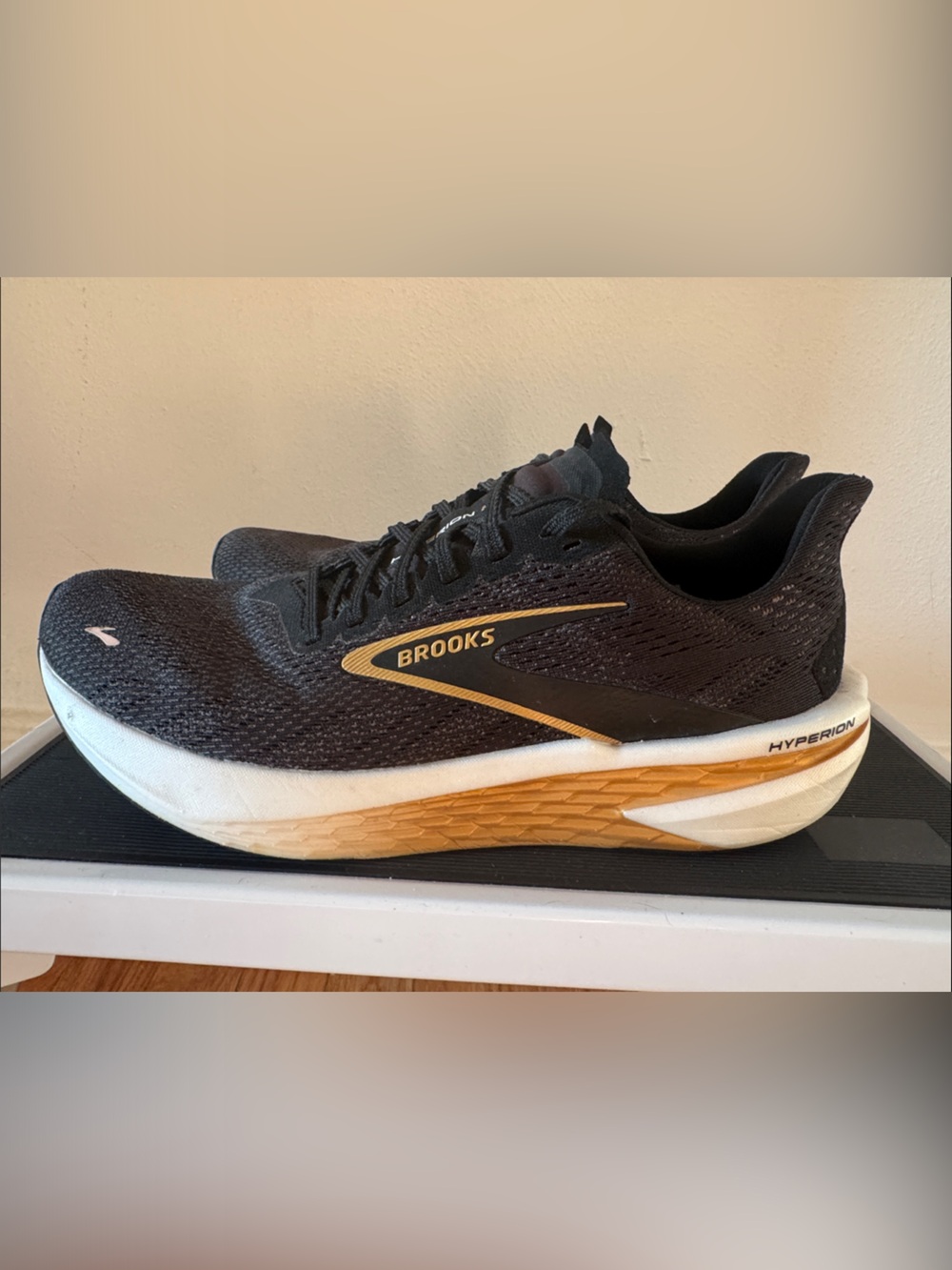 Brooks Men’s Hyperion 2 Neutral Running Shoe Black and Gold